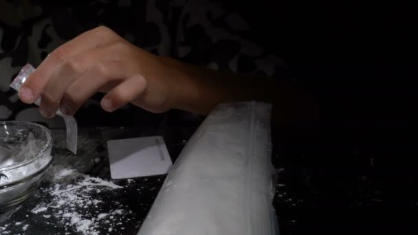 Drugspoeder verpakt in zakjes — Stockvideo