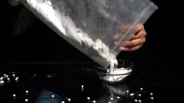 Drogen mit weißem Pulver in einen Teller gegossen — Stockvideo