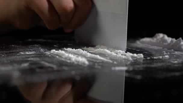 Polvo de drogas blanco sobre la mesa — Vídeo de stock