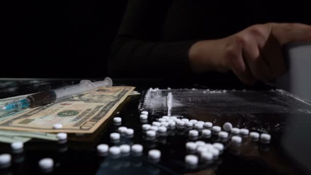 Pó de droga branca na mesa — Vídeo de Stock