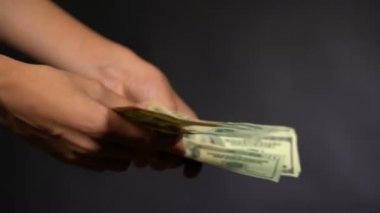 Bir çocuk bir kadından uyuşturucu satın alır.