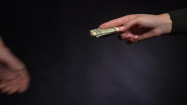 Uyuşturucu satıcısı bir kıza uyuşturucu satıyor.