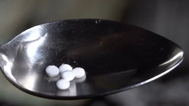 İlaçlar kaşıktaki haplardan kaynatılır.