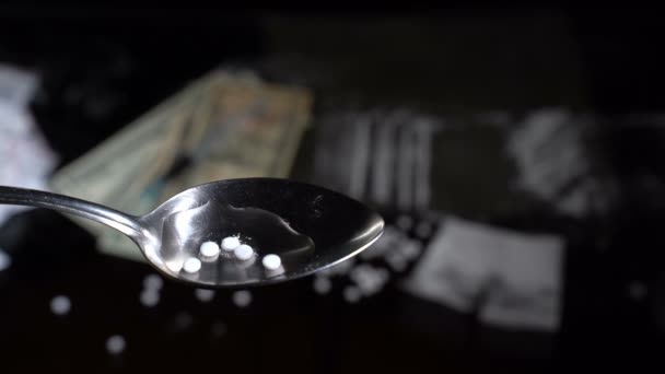 Droger kokas från piller i en sked — Stockvideo