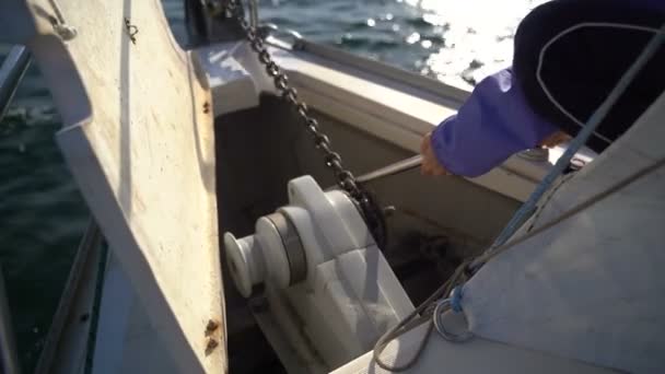 Anchor chain with a winch — Stock Video