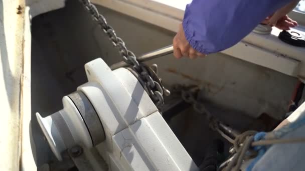 Anchor chain with a winch — Stock Video