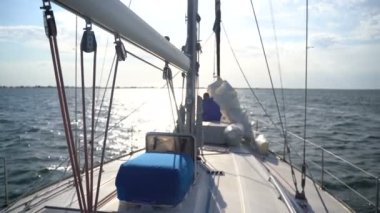 Yat denizde yüzüyor.