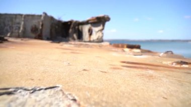 Deniz kenarındaki eski paslı bina. Yavaş çekim