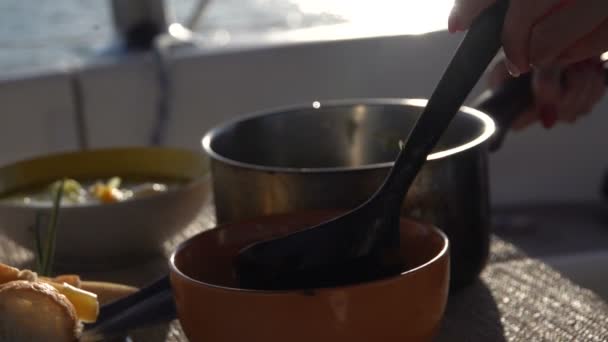 Cocine en un yate sirve sopa. Movimiento lento — Vídeos de Stock