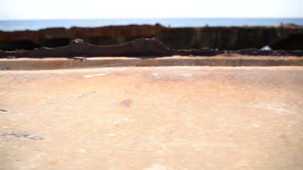 海边旧的生锈的结构. 慢动作 — 图库视频影像