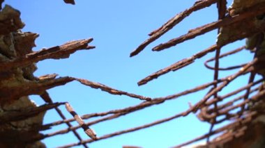 Deniz kenarındaki eski paslı bina. Yavaş çekim