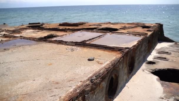Παλιά σκουριασμένη κατασκευή δίπλα στη θάλασσα. Αργή κίνηση — Αρχείο Βίντεο