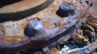 Deniz kenarındaki eski paslı bina. Yavaş çekim