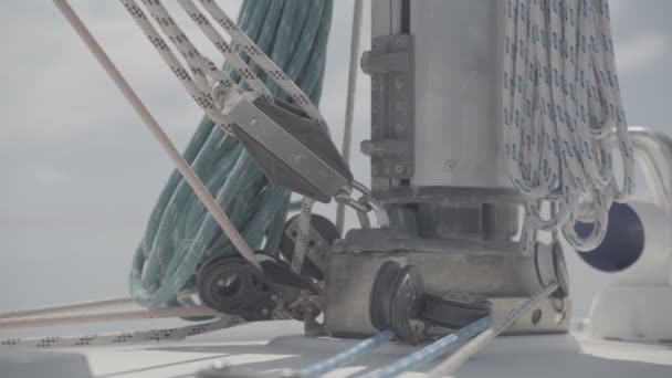 Mast op een jacht met lakens. S-Log3 — Stockvideo