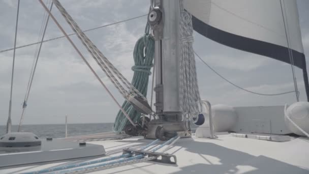 Mast on a yacht with sheets. S-Log3 — Stock Video