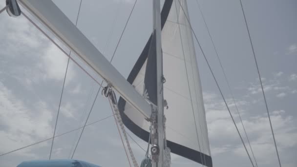 在游艇上挂着桅杆的白色帆. S-Log3 — 图库视频影像