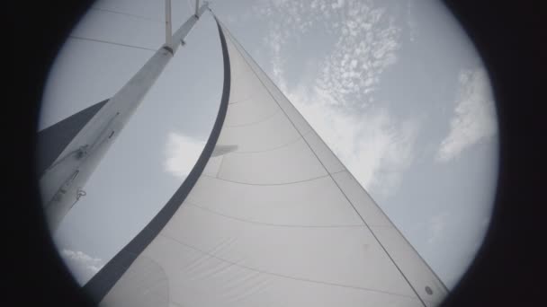 La voile blanche vacille sur un yacht. S-Log3 — Video