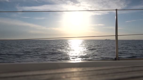 Φορτηγό πλοίο πλέει στη Μαύρη Θάλασσα. Αργή κίνηση — Αρχείο Βίντεο