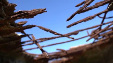 Deniz kenarındaki eski paslı bina. Yavaş çekim