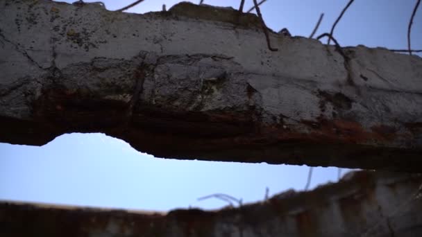 Antigua estructura oxidada junto al mar. Movimiento lento — Vídeos de Stock