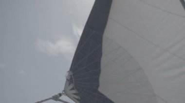 Yatta beyaz yelkenliler sallanıyor. S-Log3. Yavaş çekim