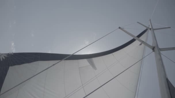 Weißes Segel mit Mast auf einer Jacht. s-log3. Zeitlupe — Stockvideo