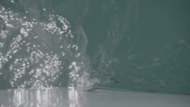 Näsan på båten skär vågor. S-Log3. Långsamma rörelser — Stockvideo