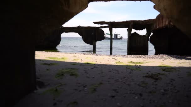 Старое ржавое строение у моря. Медленное движение — стоковое видео