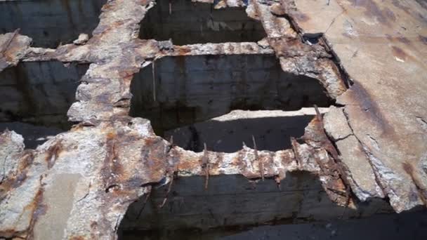 Ancienne structure rouillée au bord de la mer. Mouvement lent — Video