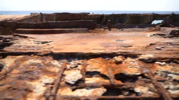 Antigua estructura oxidada junto al mar. Movimiento lento — Vídeo de stock