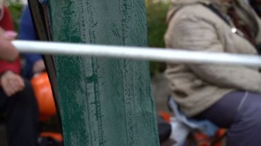 Protestocular demir sopalarla dövdüler