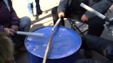 Protestocular sopayla namluya vurdu