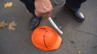 Protestocular miğfere coplarla vurdu