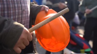 Protestocular miğfere coplarla vurdu