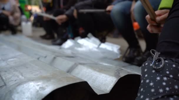 Διαδηλωτές χτυπούν με σιδερένια μπαστούνια — Αρχείο Βίντεο