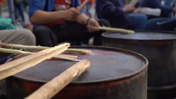 Manifestantes golpearon el barril con palos — Vídeos de Stock