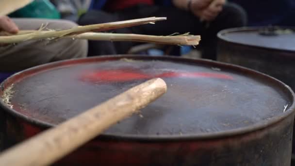 Manifestantes golpearon el barril con palos — Vídeos de Stock