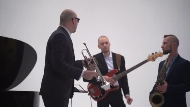 Bajo guitarrista y trompetista en una banda — Vídeos de Stock