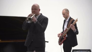 Bas gitarist ve trompetçi bir grupta