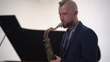 Caz müzisyeni saksafon çalar