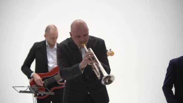 Basgitarist en trompettist in een band — Stockvideo