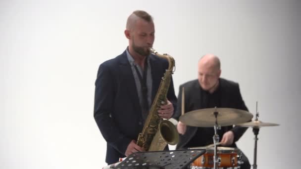 Барабанщик и Сакс играют в группе — стоковое видео