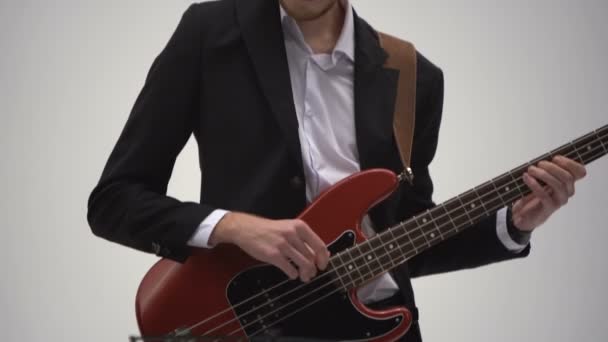 Джазовий музикант грає на бас-гітарі — стокове відео