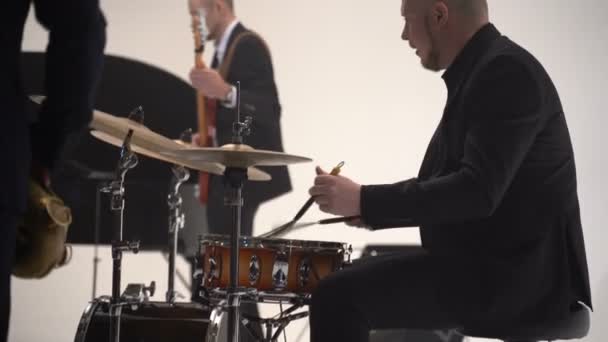 Músico de jazz toca bateria — Vídeo de Stock