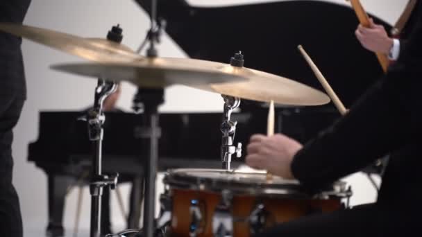 Jazz muzikant speelt de drums — Stockvideo