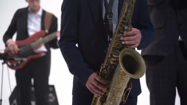 Músico de jazz toca saxofone — Vídeo de Stock