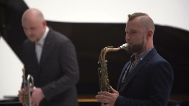 Músico de jazz toca saxofone — Vídeo de Stock