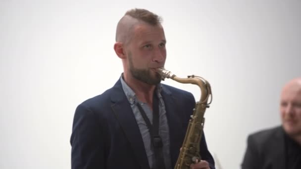 Jazzmuzikant speelt saxofoon — Stockvideo