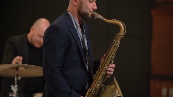Muzyk jazzowy gra na saksofonie — Wideo stockowe
