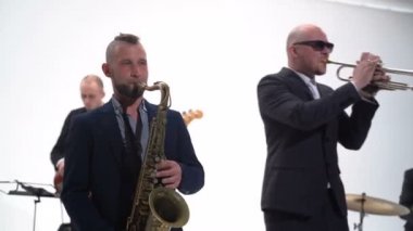 Saksafon ve trompet çal.